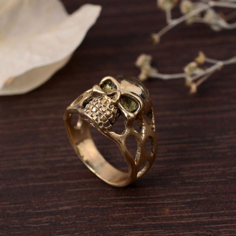 Gold Gothic Schädel Ring, Memento Mori Verlobungsring, Schmuck, Frauen Oder Männer Geschenk Für Sie, Schädelring von SilverCrushIn