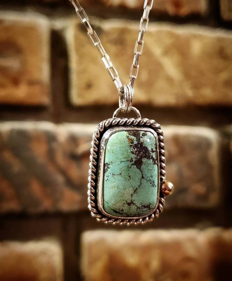 Huebi Türkis Gefasst in Sterling Silber Anhänger Mit Messingperlenverzierung von SilverCyclopsJewelry