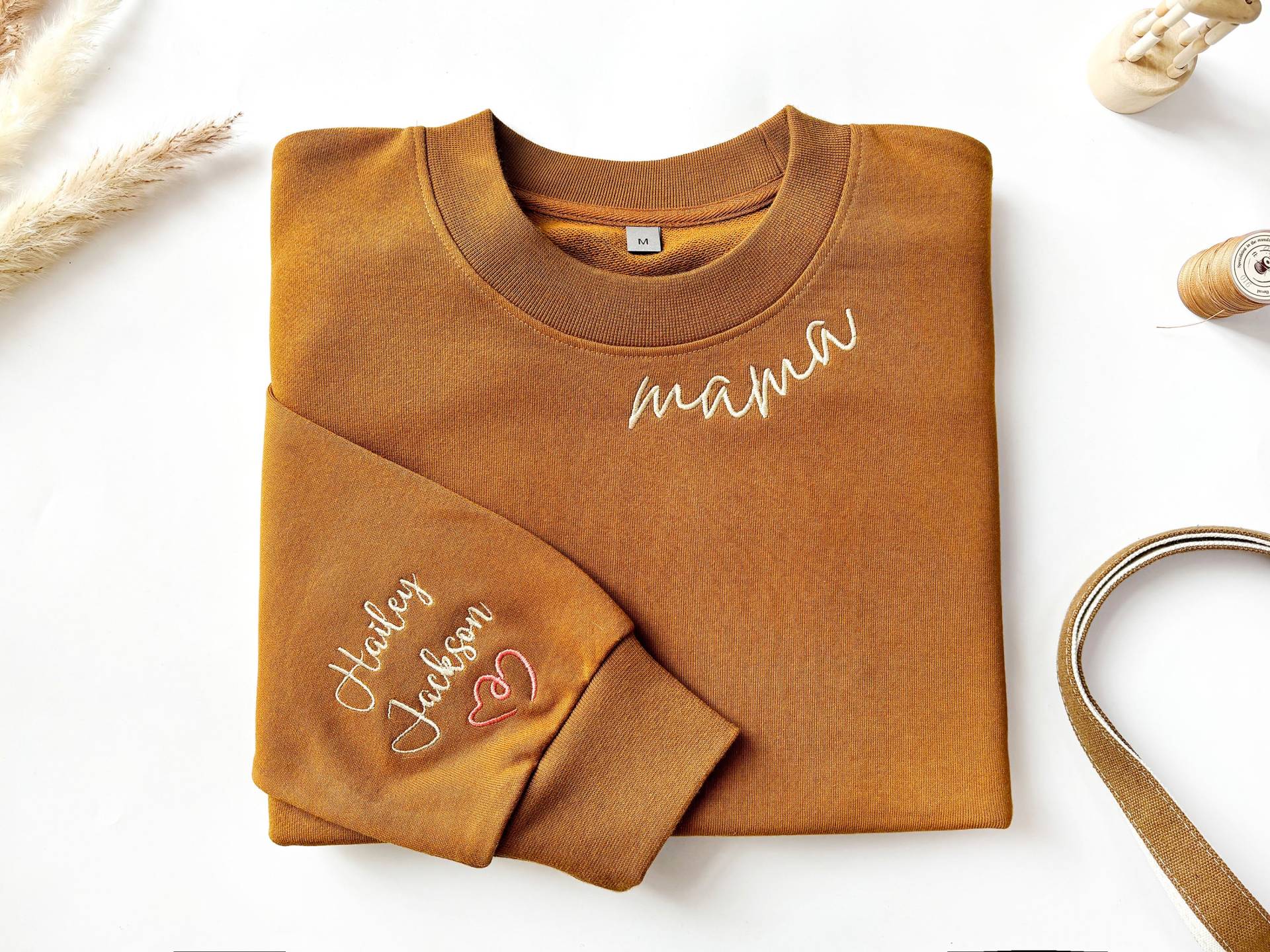 Mama Besticktes Sweatshirt, Sweatshirt Mit Dem Namen Der Kinder Auf Ärmel, Personalisiertes Benutzerdefiniertes Shirt Muttertagsgeschenk Mama Besticktes Sweatshirt, Sweatshirt Mit Dem Namen Der Kinder Auf Ärmel, Personalisiertes Benutzerdefiniertes Shirt Muttertagsgeschenk von SilverDesignStudShop