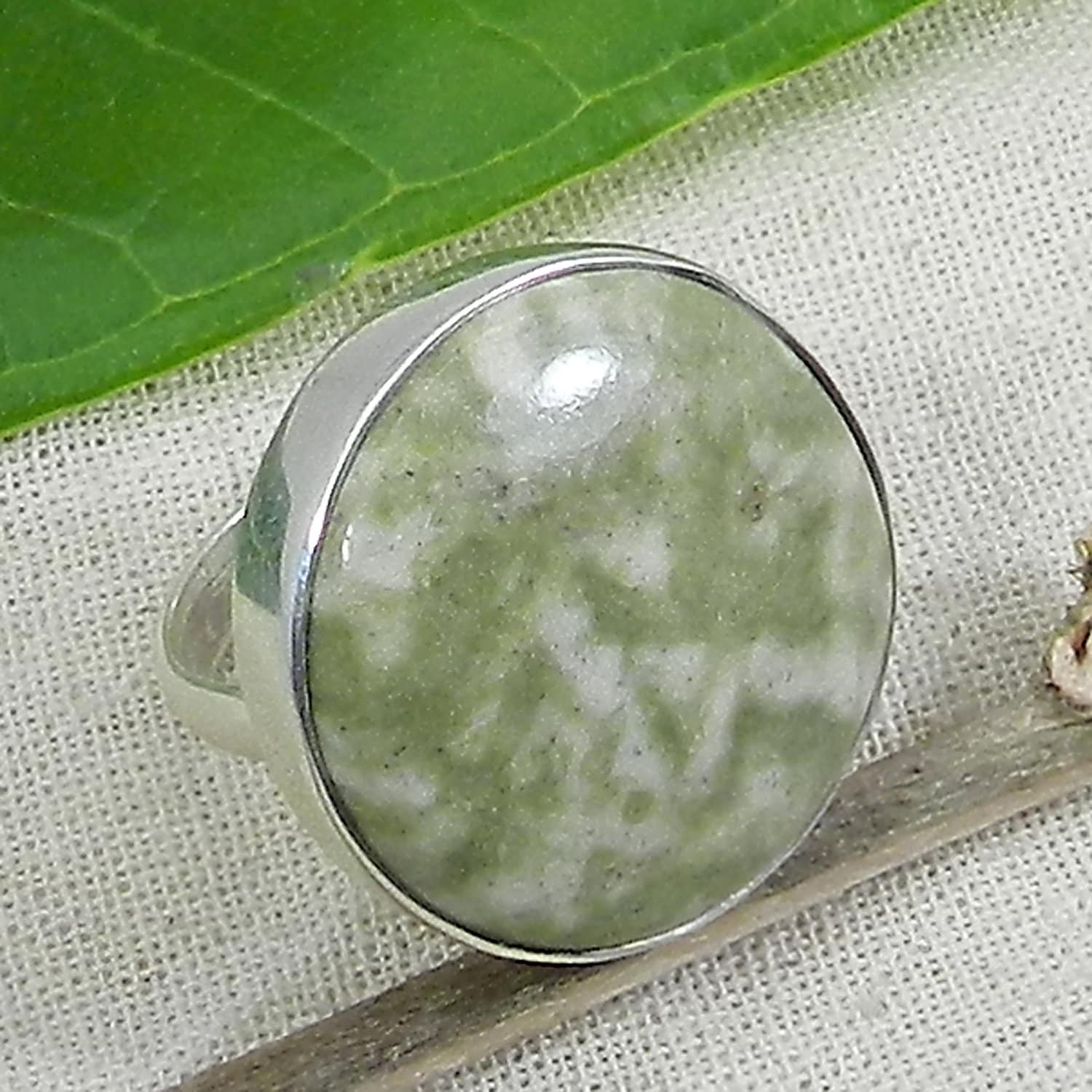 Frosch Haut Jaspis Ring Runder Grüner Stein, Sterling Silber Lünette von SilverDesignerRings