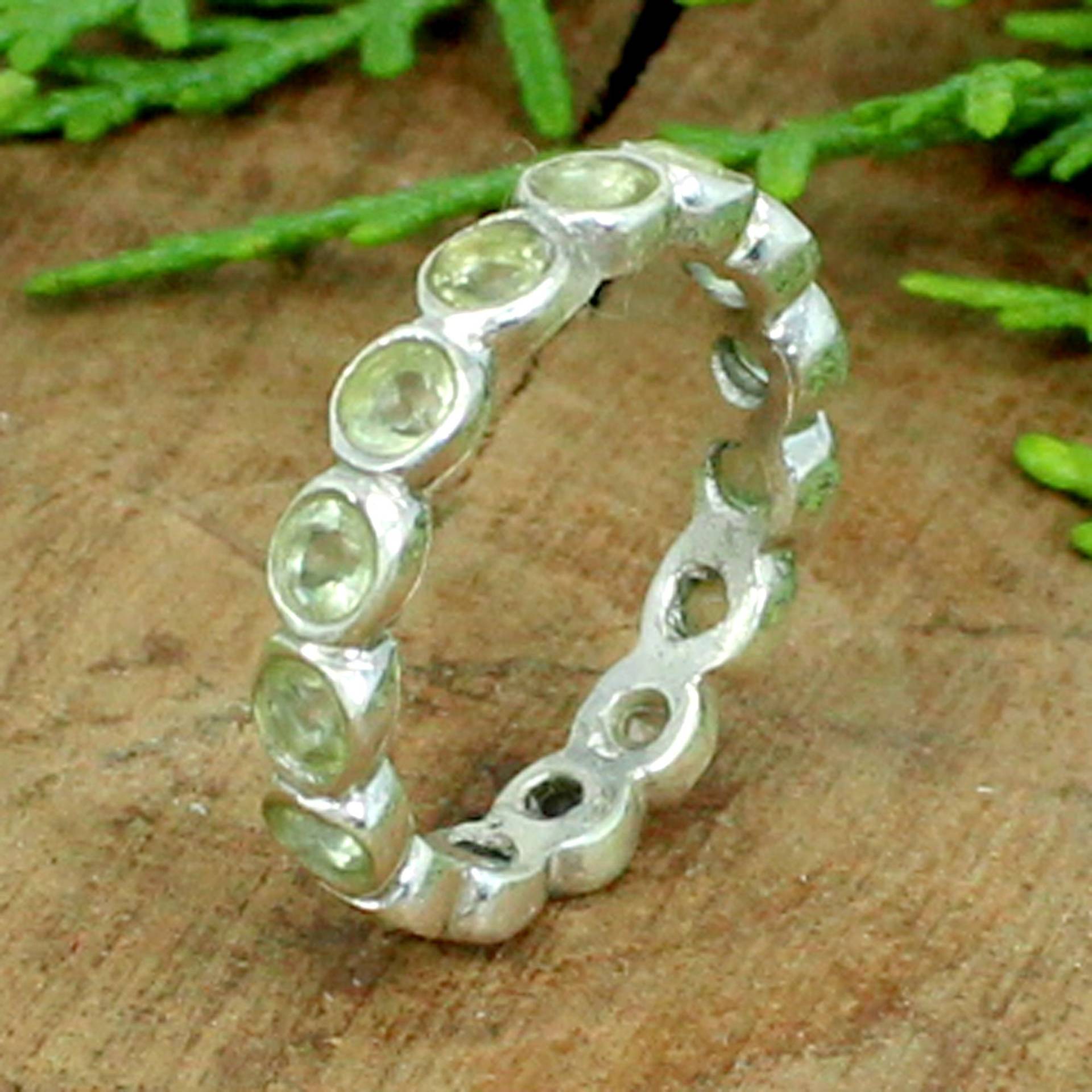 Grüner Amethyst Eternity Ring Handgefertigtes Sterling Silber Band von SilverDesignerRings