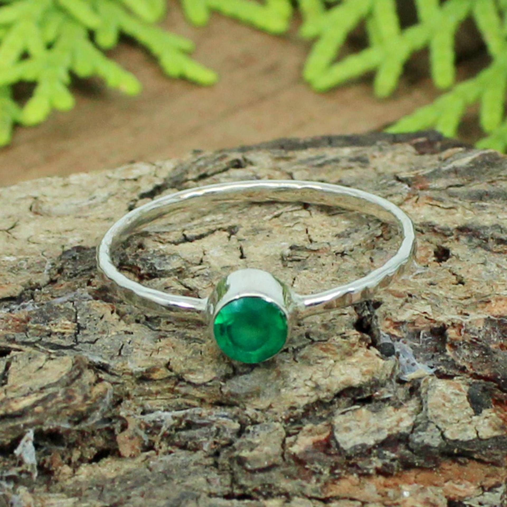 Grüner Onyx Ring, Minimalist Gehämmert Silber Schmuck, Lünette Männer Frauen Jeden Tag Runder Stein von SilverDesignerRings