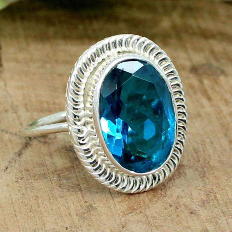 Handgefertigter Londoner Blautopas-Ring Ovaler Edelstein, 925 Sterling Silber von SilverDesignerRings