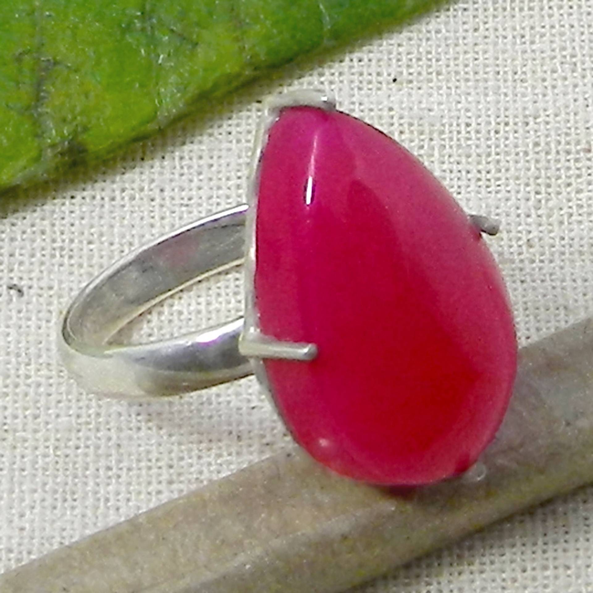 Handgemachte Birne Pink Chalcedon Ring, 925 Sterling Silber, Prong Set von SilverDesignerRings