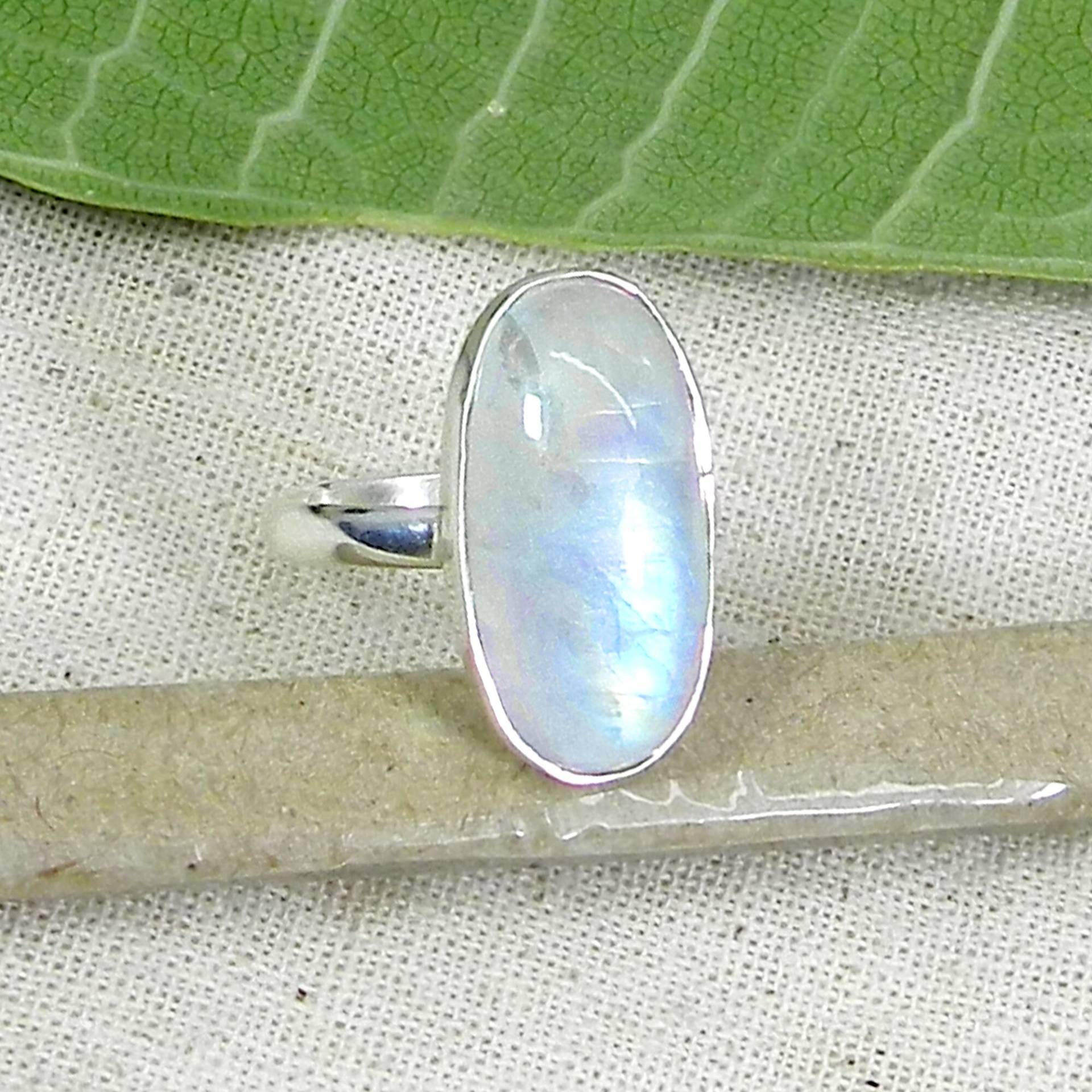 Handgemachte Oval Regenbogen Mondstein Ring 925 Sterling Silber Bezel Set von SilverDesignerRings