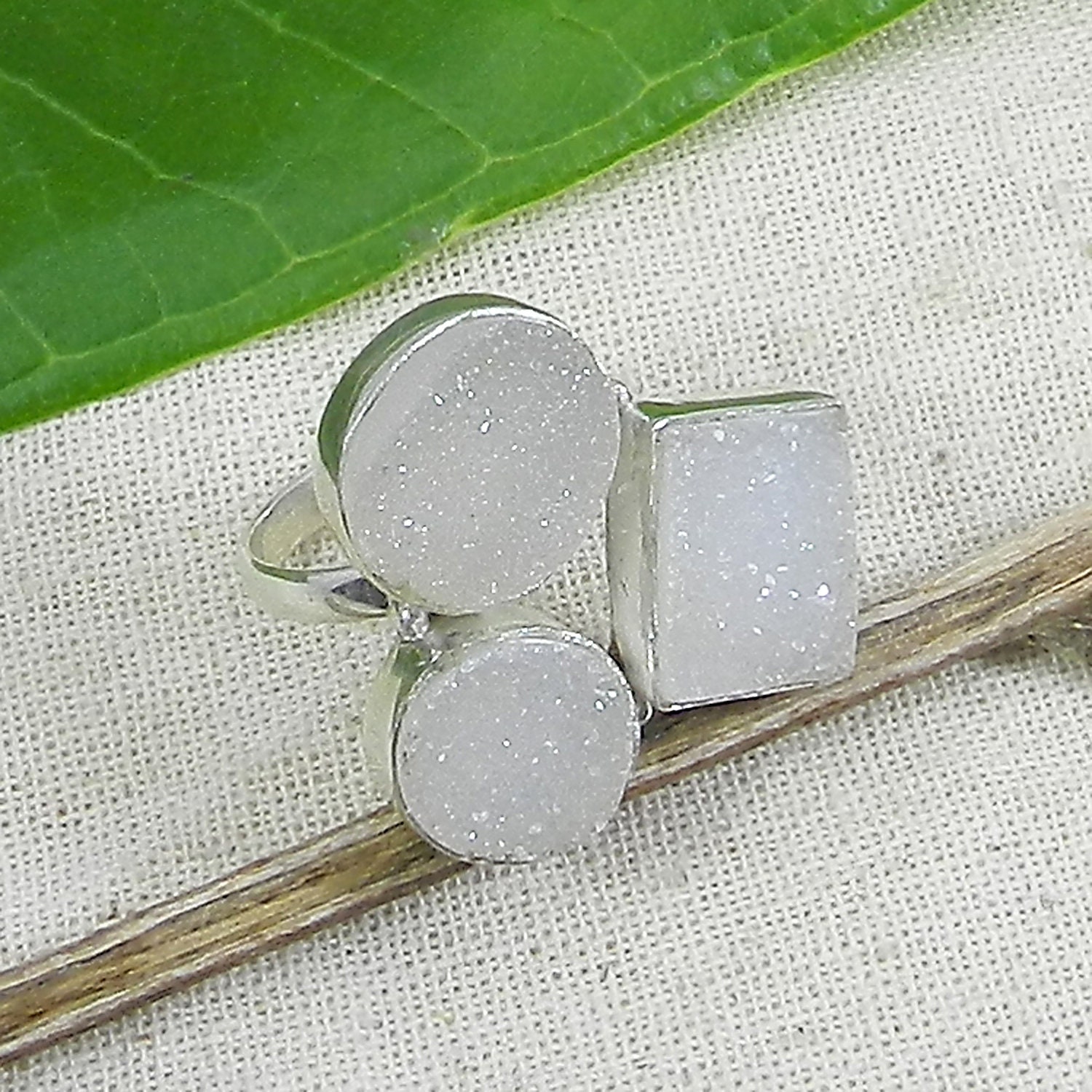 Handgemachte Oval Weiß Druzy Ring Sterling Silber Drei Stein von SilverDesignerRings