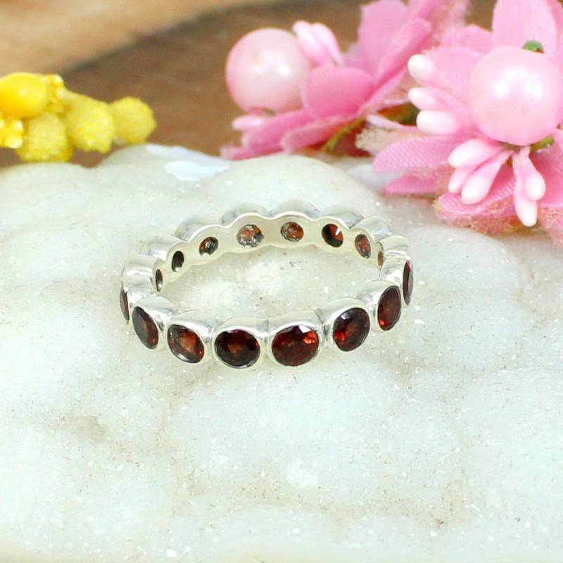 Handgemachte Sterling Silber Rund Granat Eternity Bandring von SilverDesignerRings