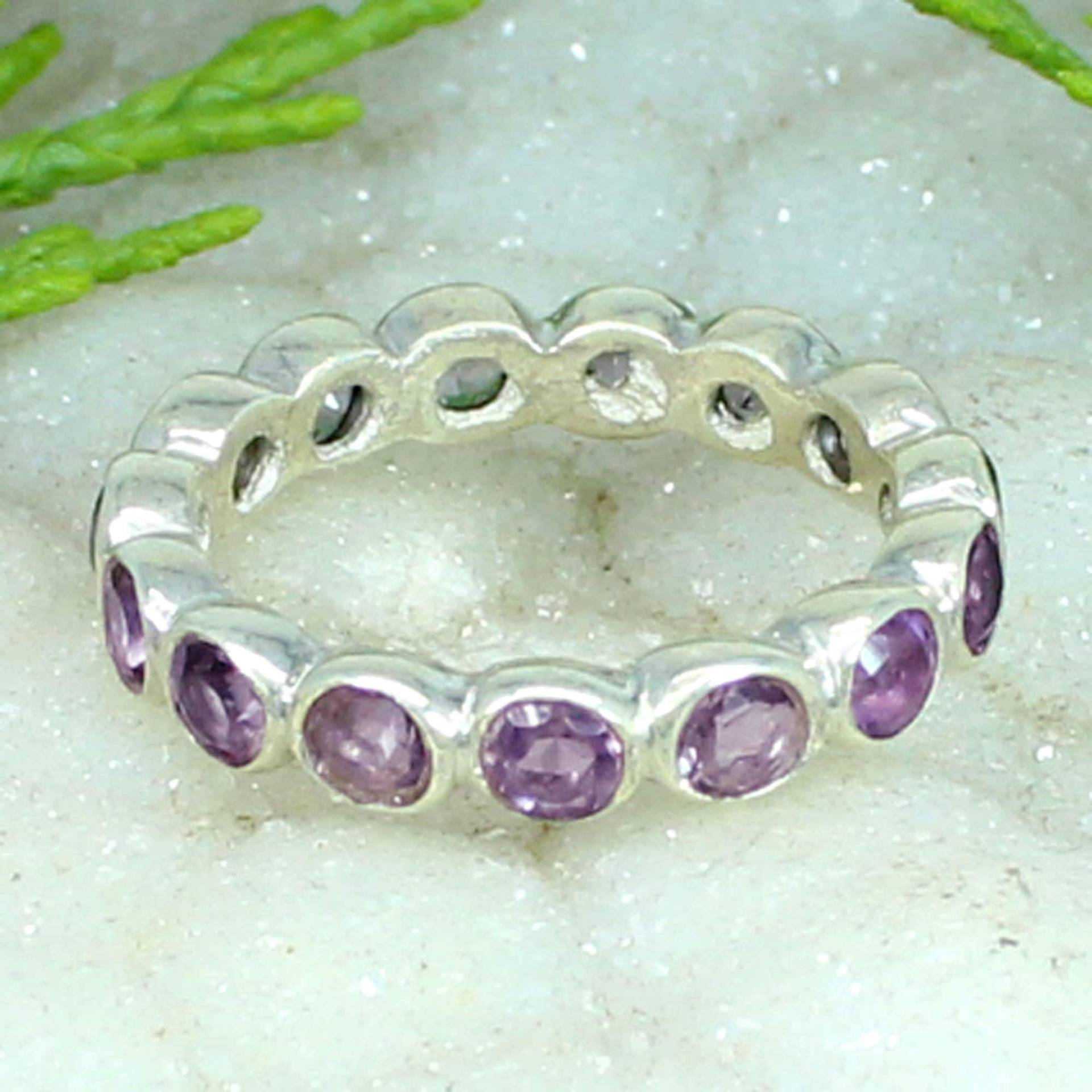 Handgemachter Lila Amethyst Eternity Ring, Sterling Silber Infinity Band von SilverDesignerRings