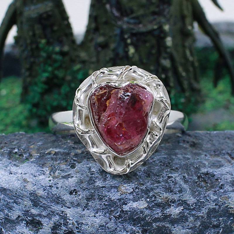 Handgemachter Pink Turmalin Ring Rohedelstein, Sterling Silber Statement Ring von SilverDesignerRings
