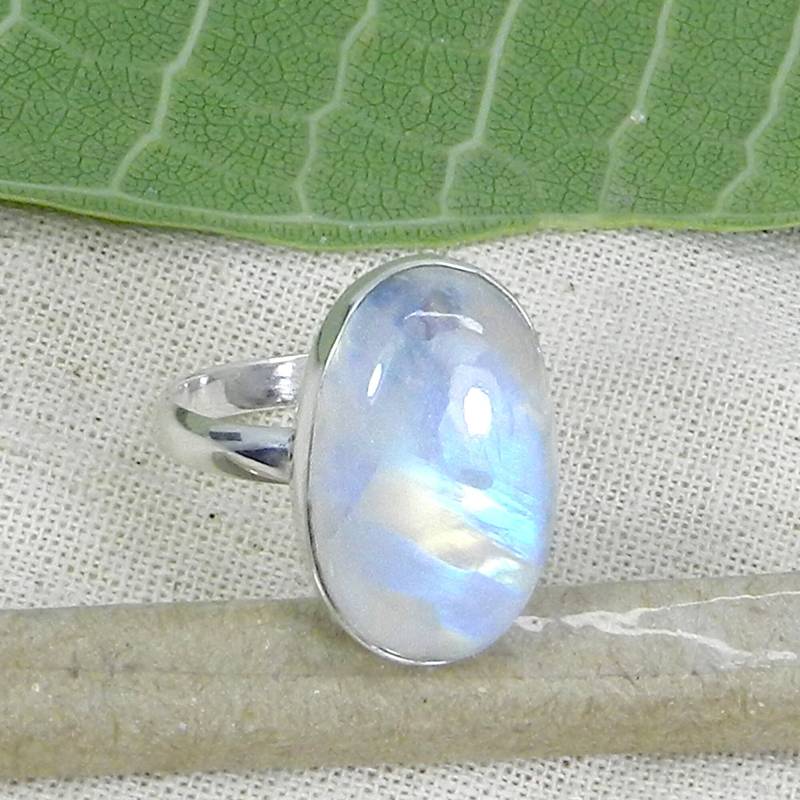 Handgemachter Regenbogen Mondstein Ring Ovale Lünette, 925 Sterling Silber von SilverDesignerRings