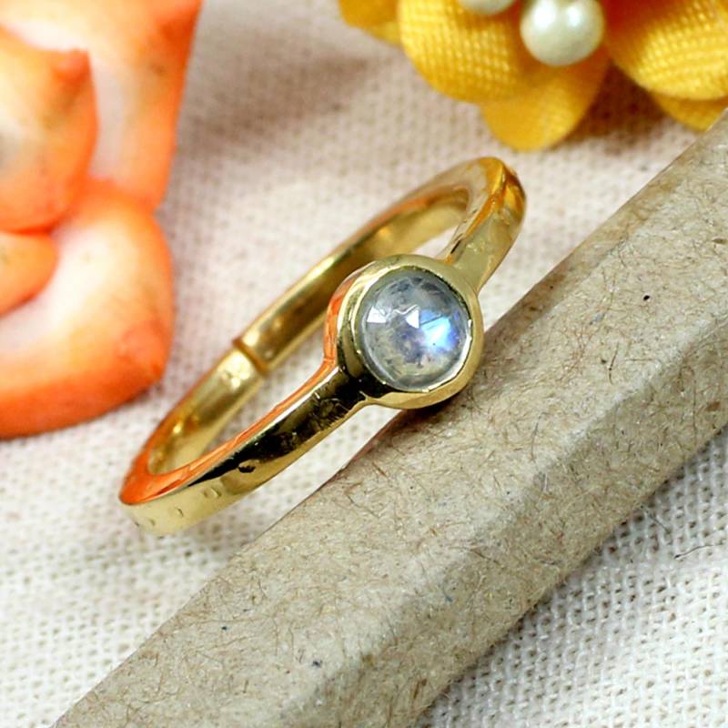 Handgemachter Regenbogen Mondstein Ring Vergoldetes 925 Sterlingsilber von SilverDesignerRings