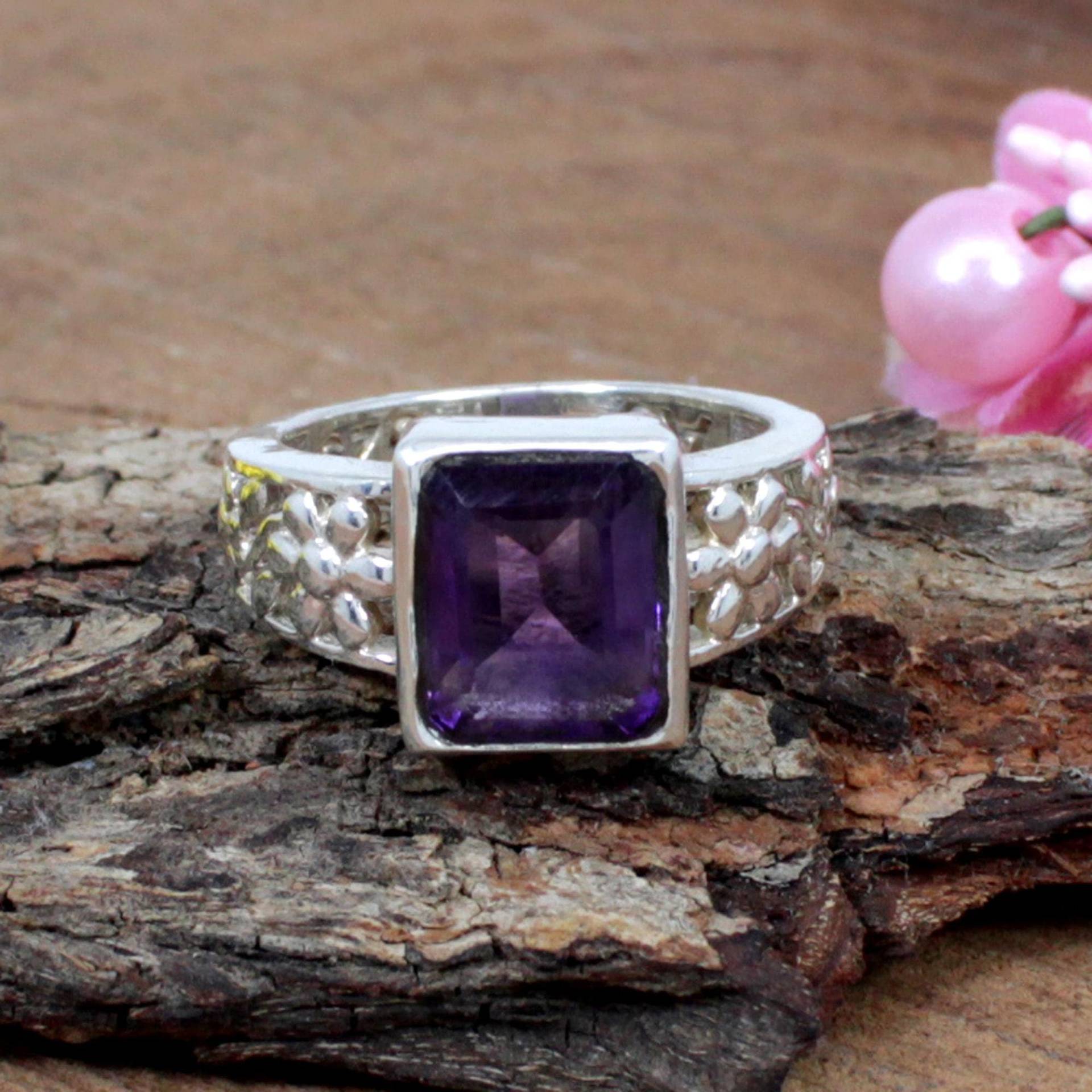 Handgemachter Silber-Ring Mit Amethyst-Edelstein von SilverDesignerRings