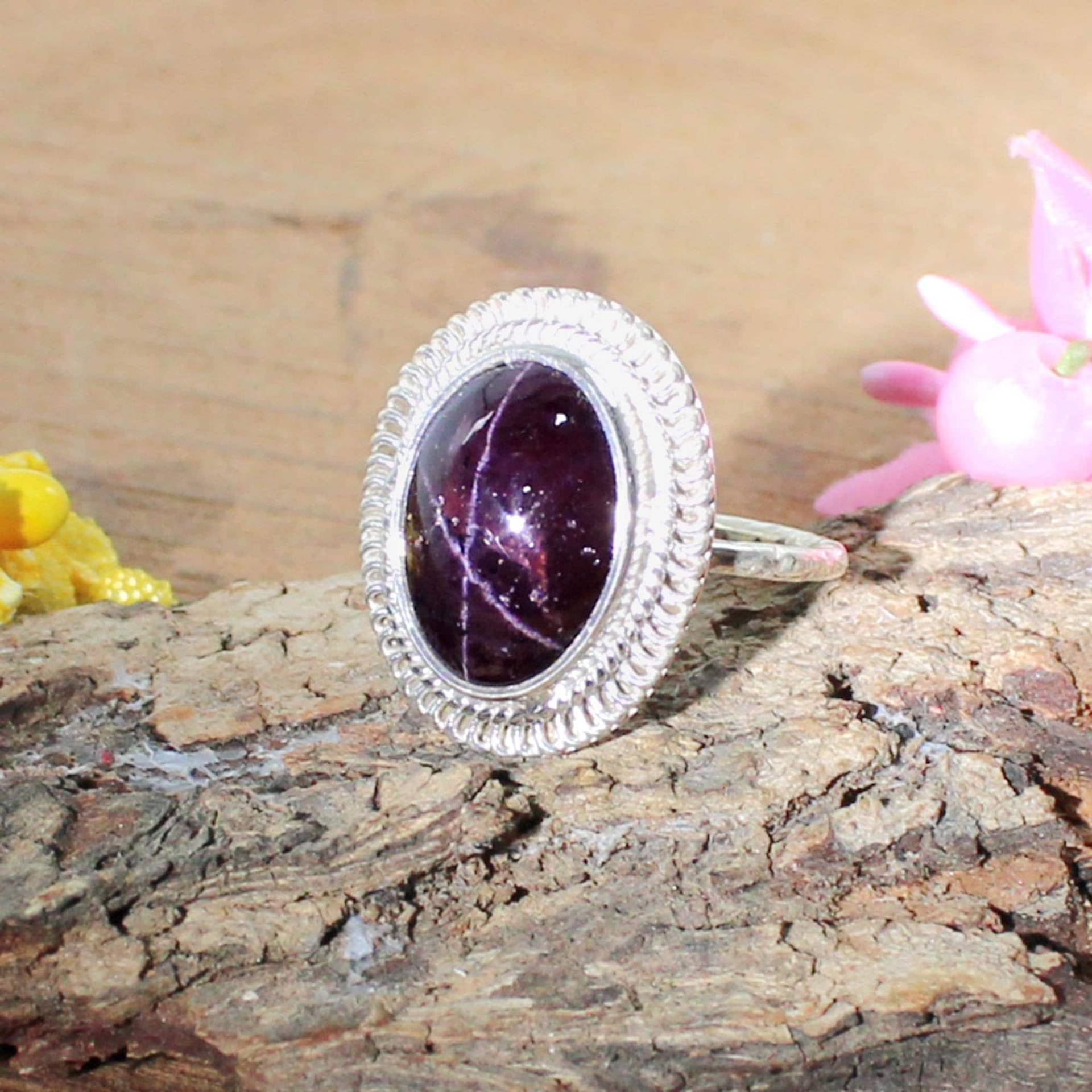 Handgemachter Stern Granat Ring in Einer Ovalen Sterling Silber Fassung von SilverDesignerRings