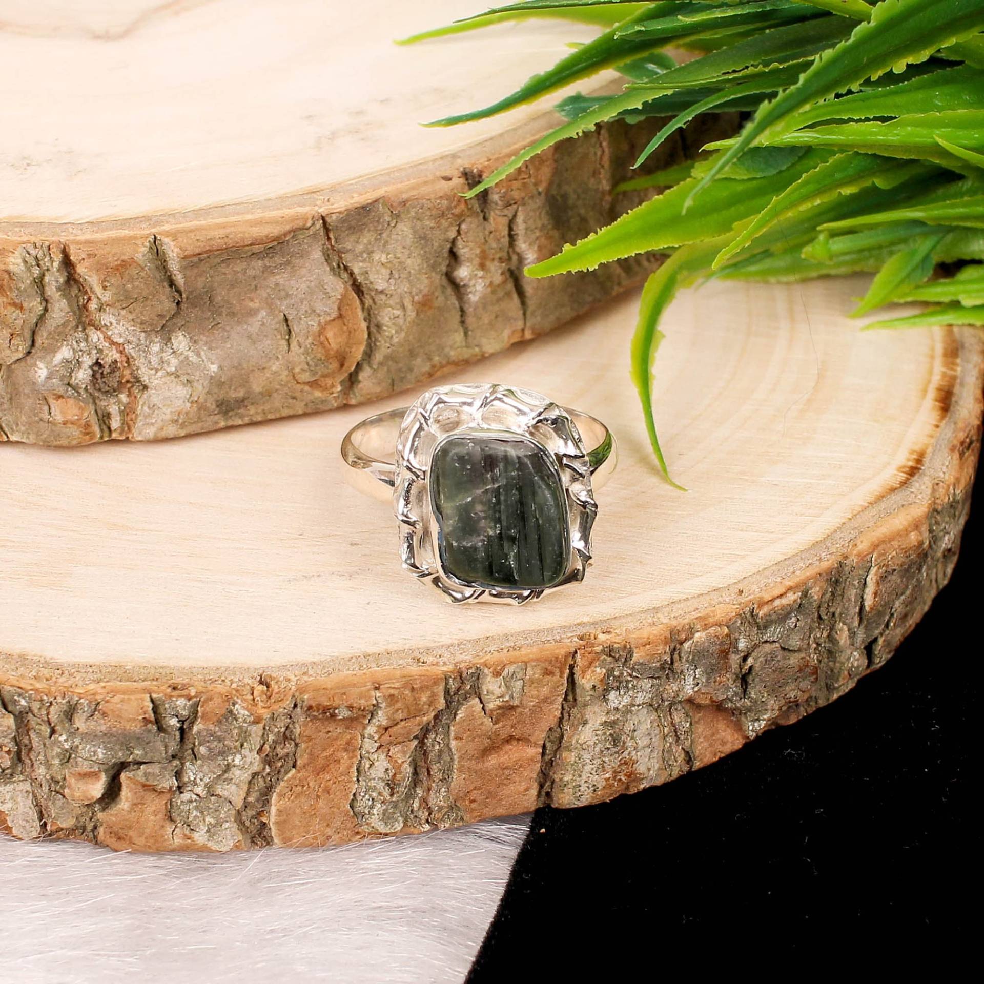 Handgemachter Turmalin Roh Ring 925 Sterling Silber Bezel Statement von SilverDesignerRings