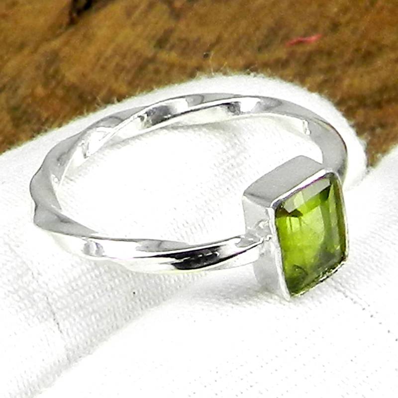 Smaragd Cut Peridot Ring Handgemachtes 925 Sterling Silber Twist Band von SilverDesignerRings
