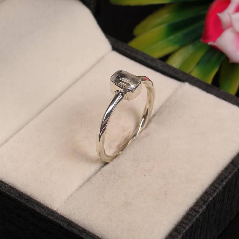 Smaragdschliff Kristallquarz Ring 925 Sterling Silber Twist-Band von SilverDesignerRings