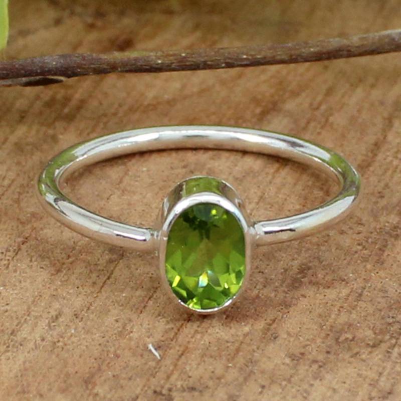Vintage Peridot Ring Ovaler Grüner Edelstein, 925 Sterling Silber von SilverDesignerRings