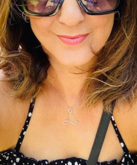 sterling Silber "Pro Wahl' Fashionista Kleiner Handgemachter Kleiderbügel Anhänger Oder Charm | 2 Größen Erhältlich Für Halskette sterling Silber "Pro Wahl' Fashionista Kleiner Handgemachter Kleiderbügel Anhänger Oder Charm | 2 Größen Erhältlich Für Halskette von SilverDreamMachine