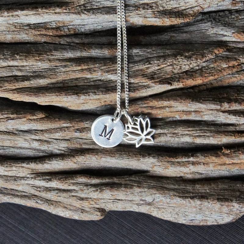 sterling Silber Lotus Initial Halskette, Personalisierte Erste Charm, Maßgeschneiderte Zen Halskette von SilverDriftwood
