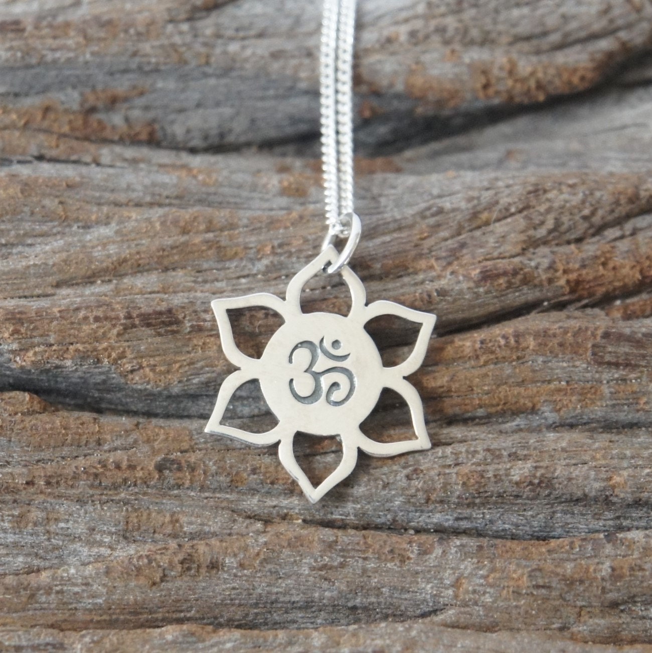 sterling Silber Lotus Ohm Halskette, 16mm, Om Geburtstagsgeschenk, Muttergeschenk von SilverDriftwood