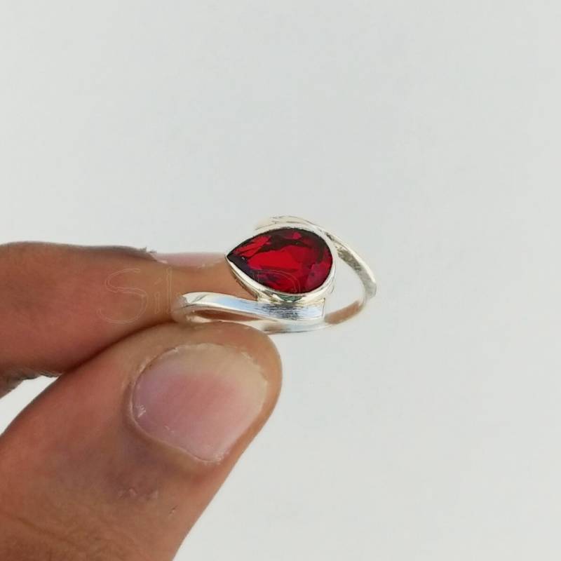 Handgefertigter Tropfen Granat Ring 925 Sterling Silber Boho Ring von SilverDynasty