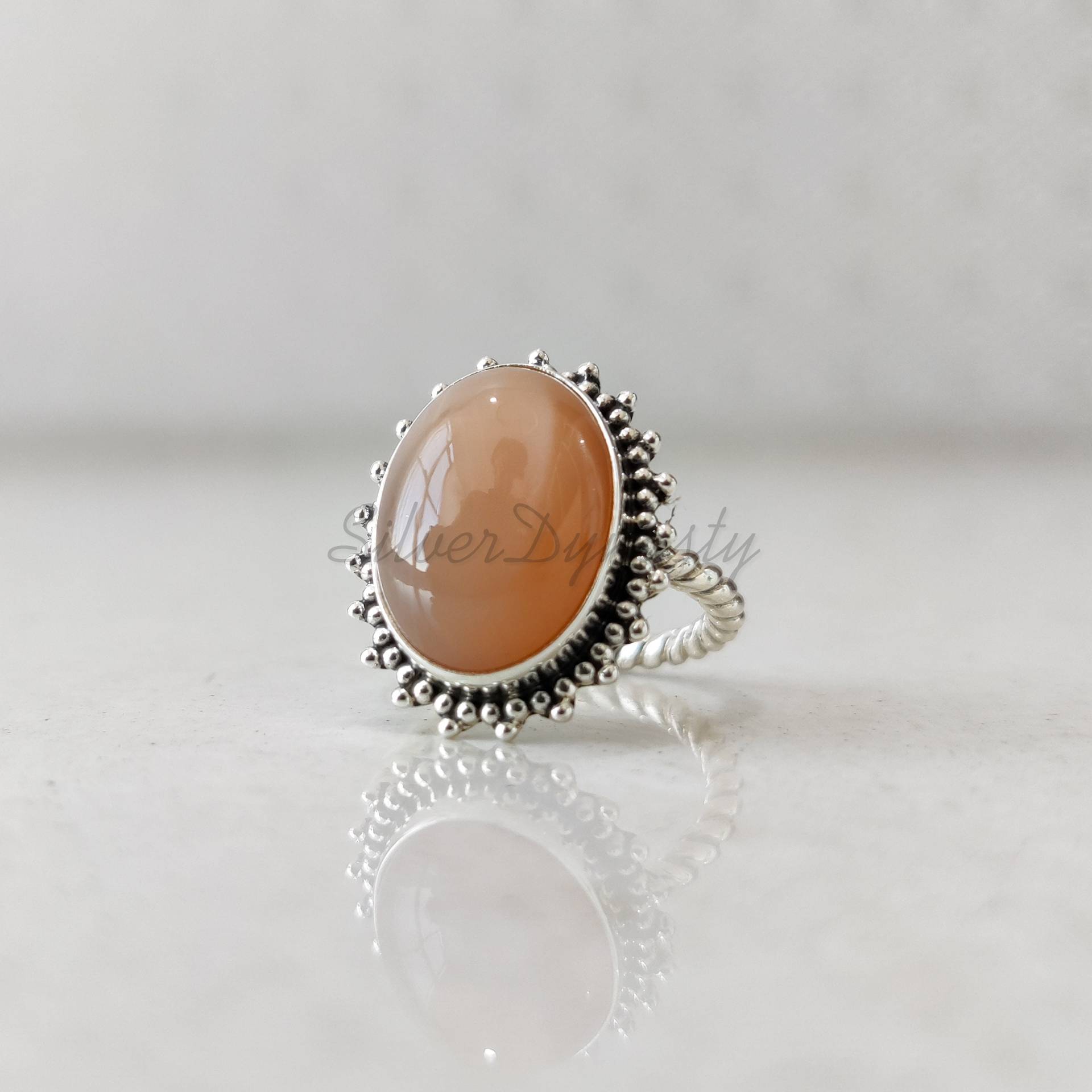 Handgemachter Rosa Mondstein Ring Ovaler Sterling Silber Boho Ring von SilverDynasty