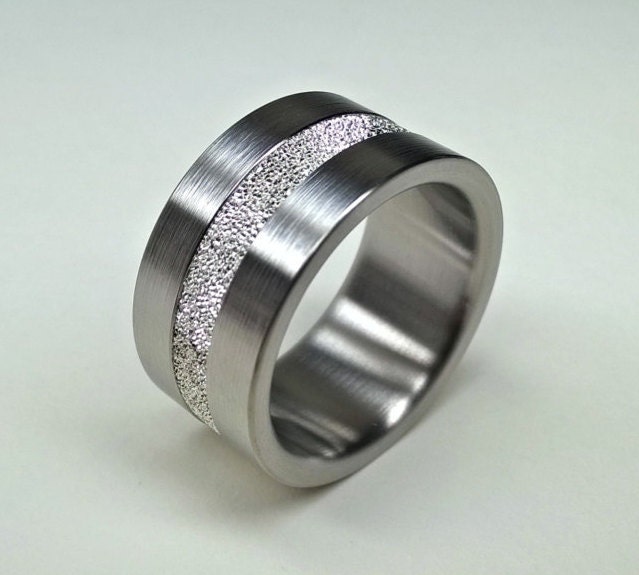 Titan-Breitband-Ring Mit Silber Inlay von SilverEchoStudio