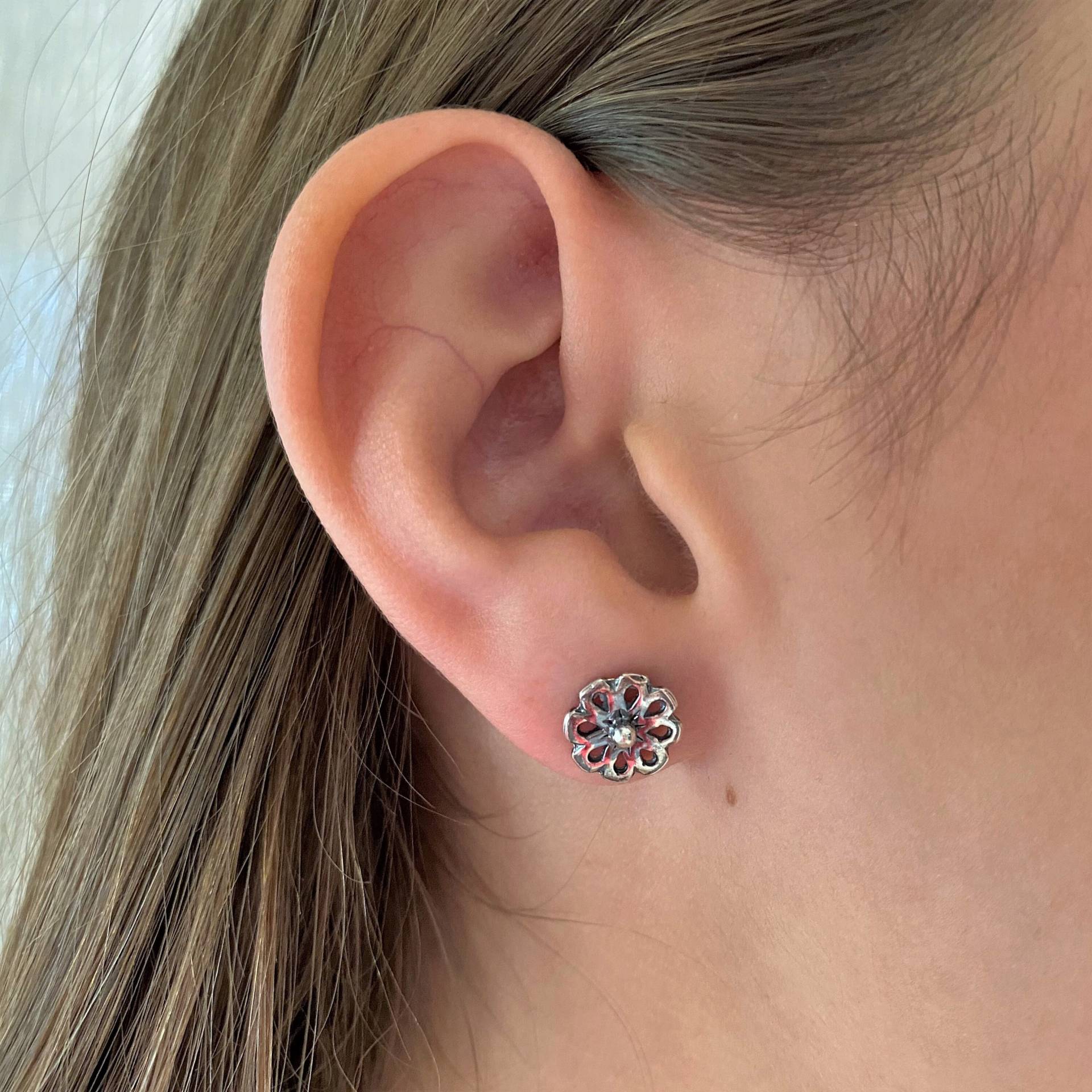 Silber Gänseblümchen Ohrringe Für Den Alltag, Nickelfreie Empfindliche Ohren, Kleine Blumen Ohrstecker Brautjungfern Geschenke Silber Gänseblümchen Ohrringe Für Den Alltag, Nickelfreie Empfindliche Ohren, Kleine Blumen Ohrstecker Brautjungfern Geschenke von SilverEchoes