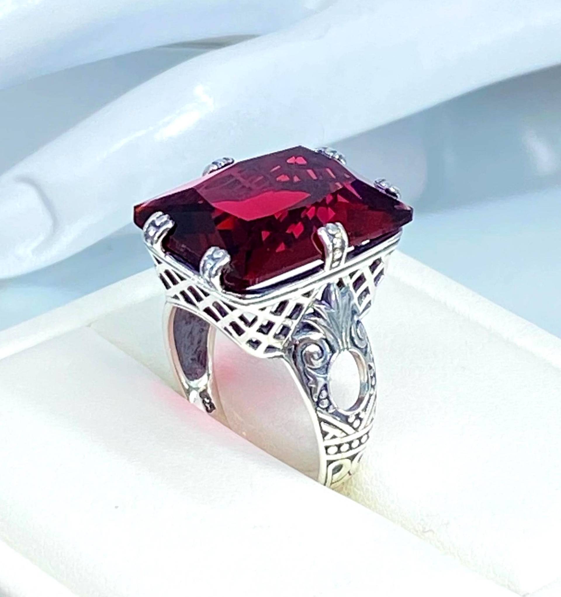 Rubin Ring | 925Er Silber Großer 30 Karat Nachgebildeter Roter Edelstein Art Deco Stil Der 1930Er Jahre Filigraner [Spezialanfertigung] Design # 104 von SilverEmbraceJewelry
