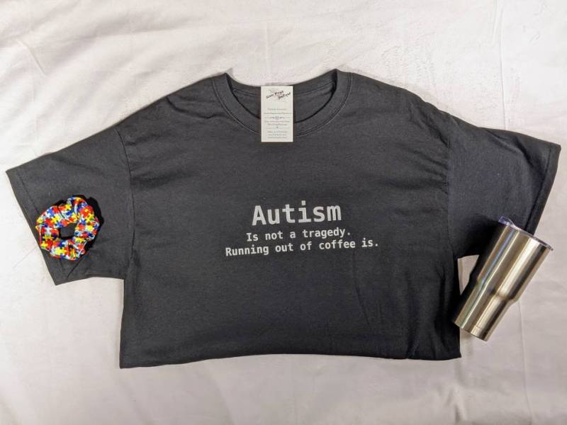 Autismus Ist Keine Tragödie. Der Kaffee Läuft Aus. - Bewusstsein Shirt Autismus Ist Keine Tragödie. Der Kaffee Läuft Aus. - Bewusstsein Shirt von SilverFrogsBoutique