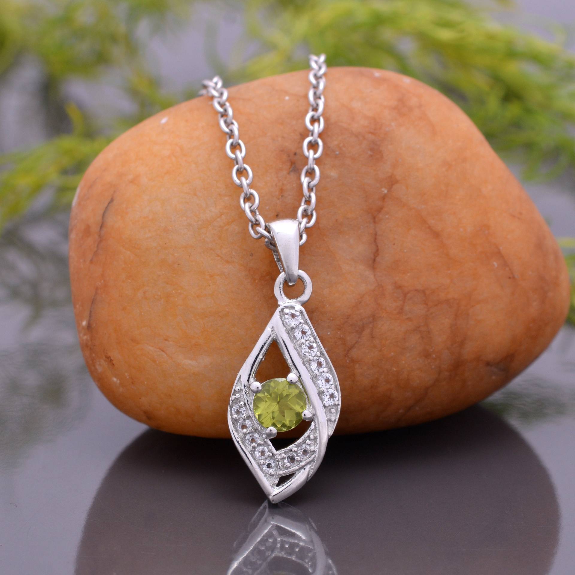 925 Sterling Silber Edelstein Anhänger ~ Natürliche Peridot Feine Halskette Handgemachter Hochzeitsschmuck Geschenk Für Frauen August Geburtsstein von SilverGlareJewelry