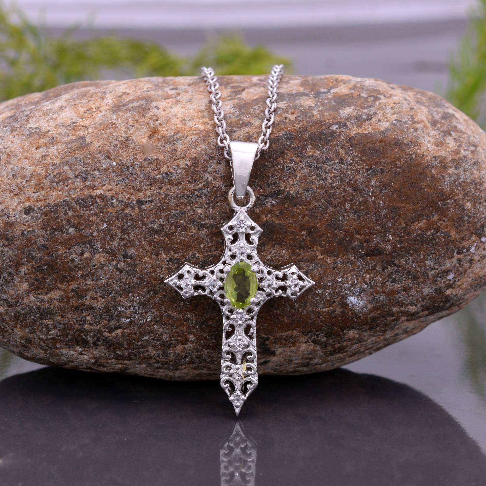 925 Sterling Silber Edelstein Kreuz Anhänger ~Natürliche Peridot Feine Halskette ~Handgemachte Hochzeit Schmuck Geschenk Für Frauen ~August von SilverGlareJewelry