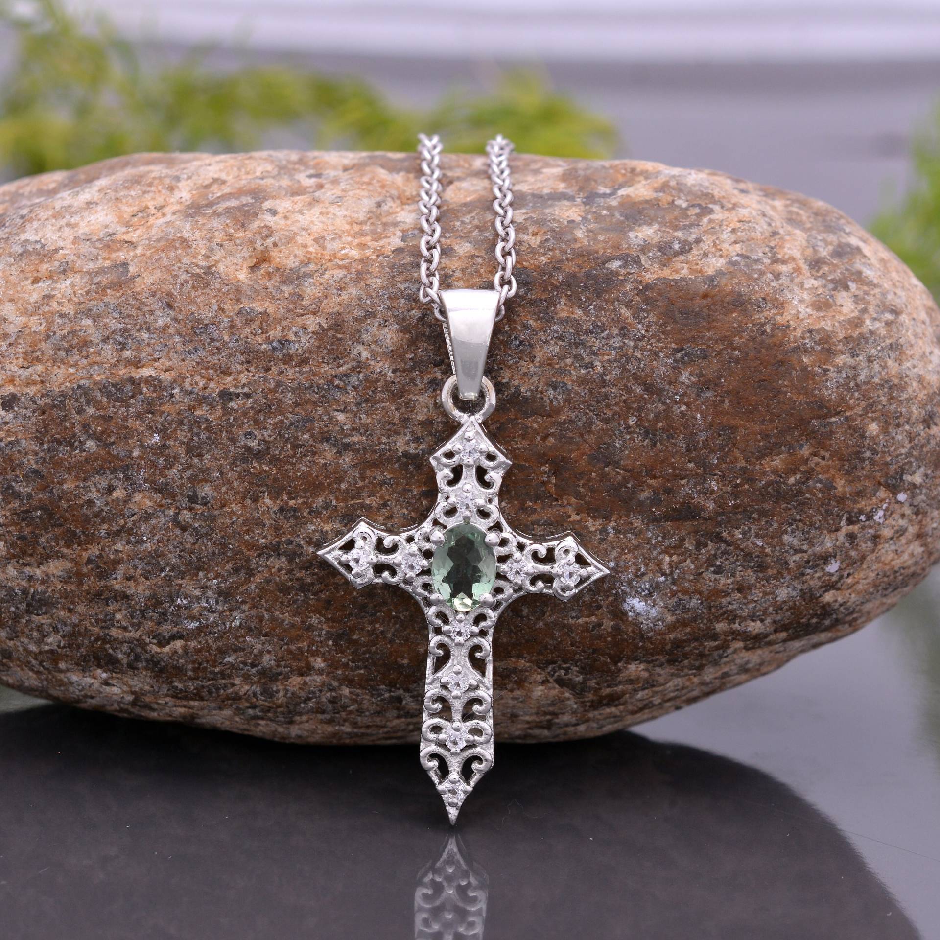 925 Sterling Silber Edelstein Kreuz Feiner Anhänger ~ Natürlicher Grüner Turmalin Feine Halskette Handgemachter Hochzeitsschmuck Geschenk Für von SilverGlareJewelry