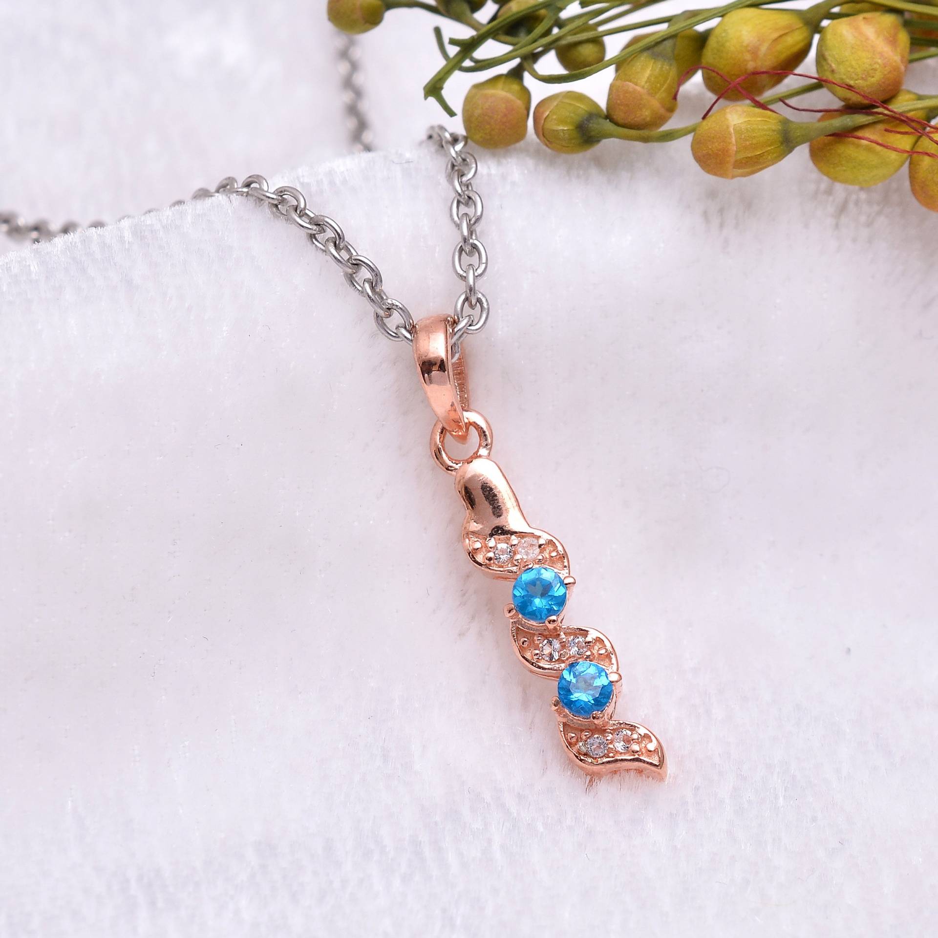 Natürlicher Aaa+ Neon Blauer Apatit Sterling Silber Anhänger ~ Roségold 925 Schlangen Halskette Handgemachter Schmuck Aaa16 Natürlicher Aaa+ Neon Blauer Apatit Sterling Silber Anhänger ~ Roségold 925 Schlangen Halskette Handgemachter Schmuck Aaa16 von SilverGlareJewelry