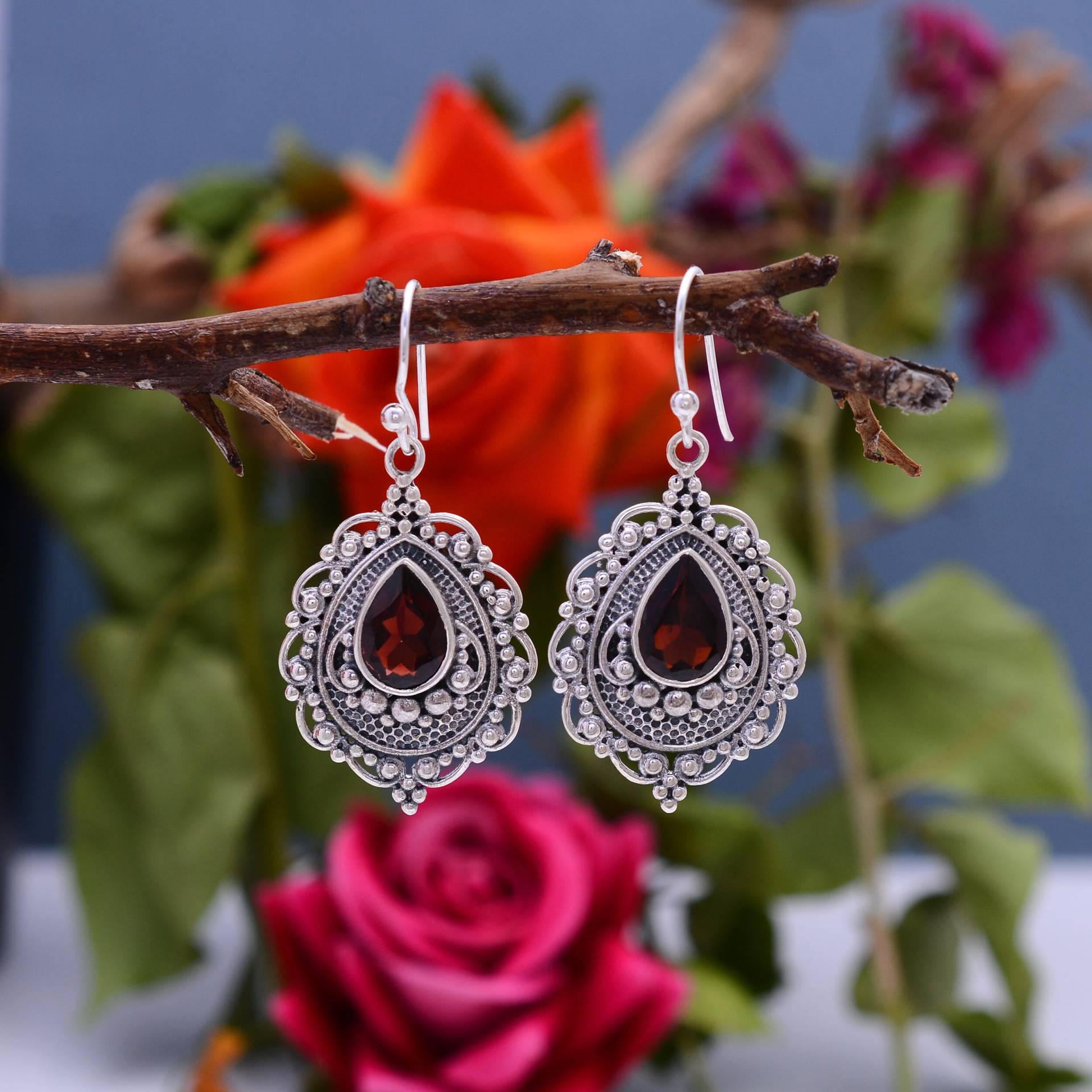 Natürlicher Roter Granat Edelstein Sterling Silber Oxidierte Birne Tropfen Ohrring ~ 925 Fein Handgemachter Antiker Schmuck Geschenkideen E889 von SilverGlareJewelry