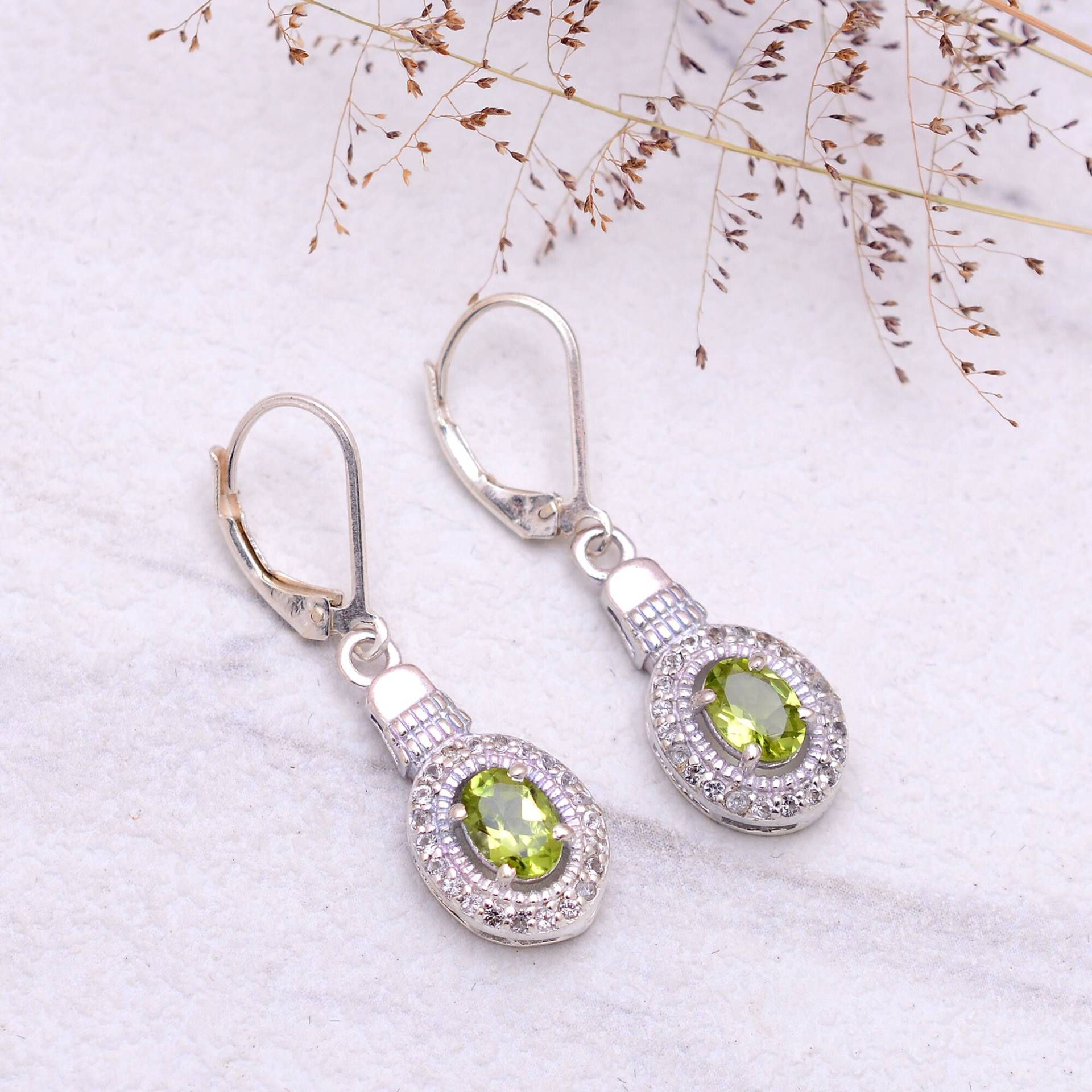 Peridot Edelstein 925 Sterling Silber Ovale Ohrringe ~ August Geburtsstein Natürlicher Baumeln Handgemachte Paar ~Lever Back Hook ~568 von SilverGlareJewelry