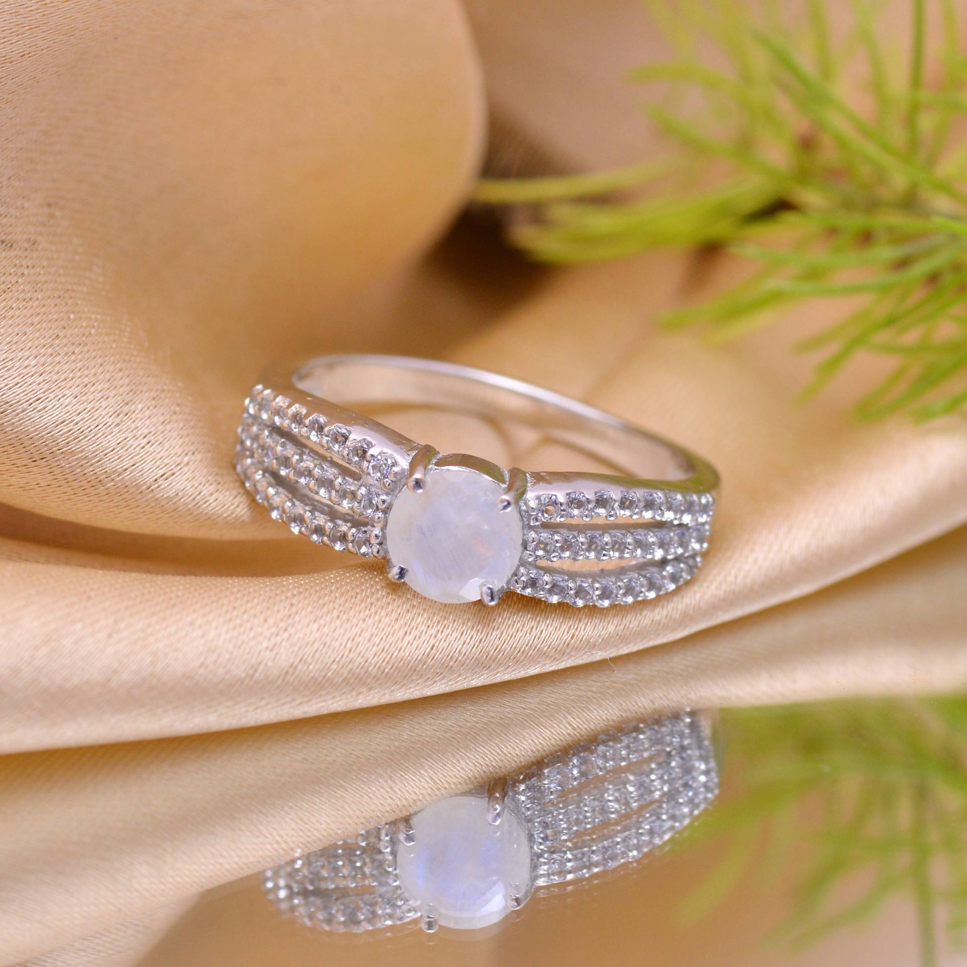 Weißer Mondstein 925 Sterling Silber Ring ~ Statement Natürlicher Edelstein Runder Fancy Versprechensring Exklusiver Weißer Mondstein 925 Sterling Silber Ring ~ Statement Natürlicher Edelstein Runder Fancy Versprechensring Exklusiver von SilverGlareJewelry