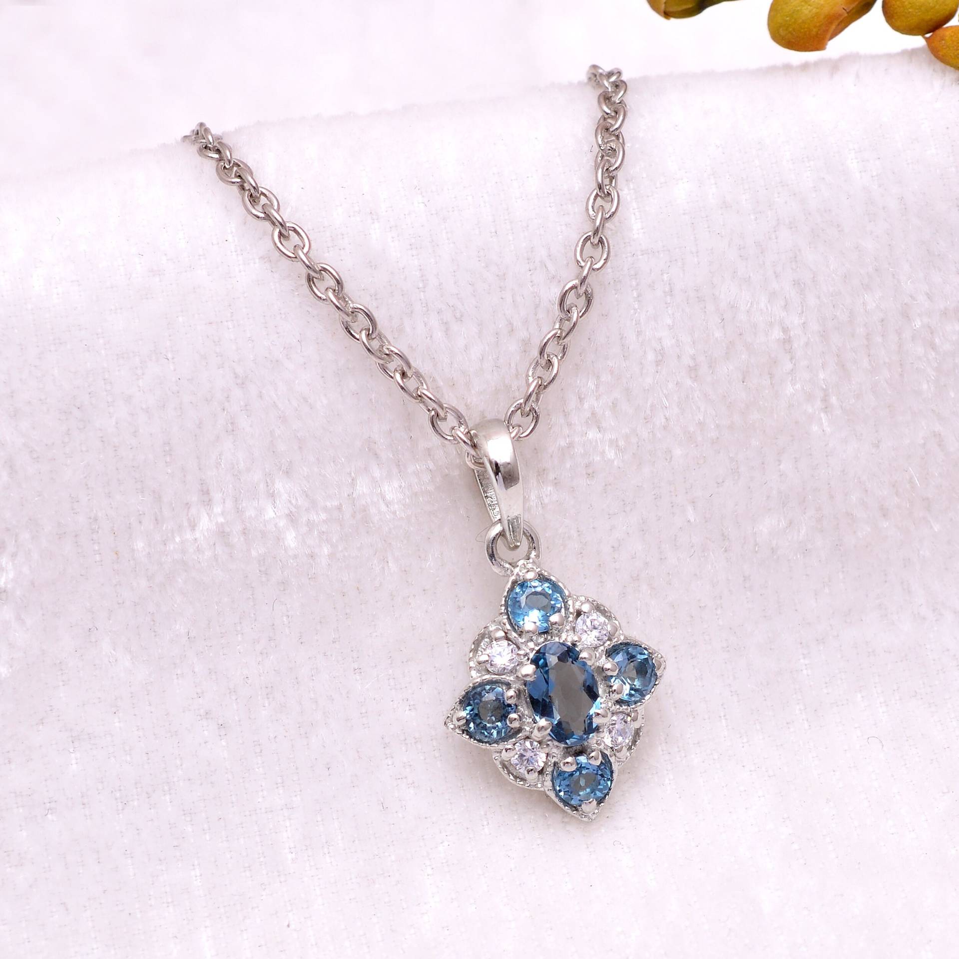 sterling Silber Natur London Blue Topas Anhänger ~ 925 Blauer Edelstein Handgemachte Halskette Geschenk Für Sie ~Rl018 von SilverGlareJewelry