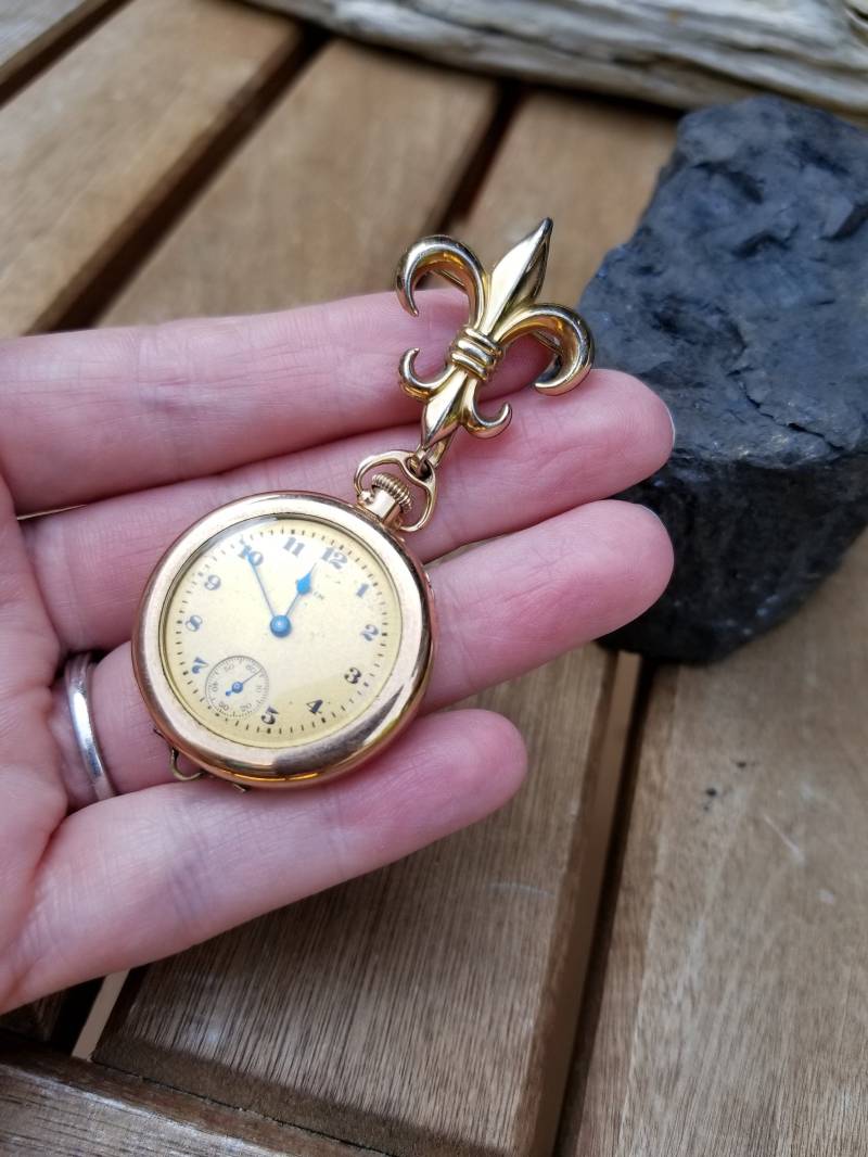 Antike 12K Gf Elgin Rose Gold Anhänger Uhr Oder Pin. Damen Armbanduhr Mit Fleur De Lis Anstecknadel. Läuft. Nat. Uhren Co von SilverHillJewelry