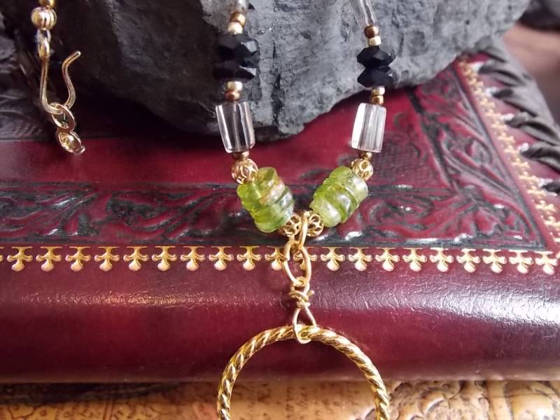 Grauer Brillenhalter. Graue Brillenkette. Brillen Schlüsselband Unisex Mitarbeiter Geschenk. Edelstein Schmuck. Quarz von SilverHillJewelry