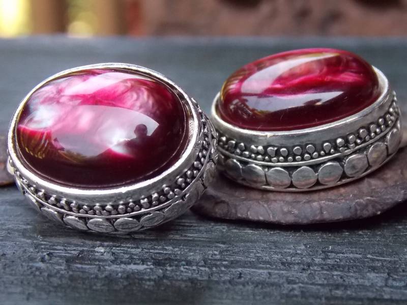 Vintage Rote Mutter Der Perle Ohrringe Mop Geprägte Rand Silberfarben Einzigartige Chunky Bold Und Schön Clip On Shell Pearl Schöne Scarlet Crimson von SilverHillJewelry