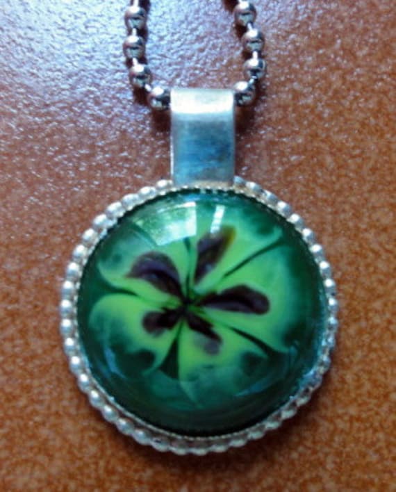 Halskette Mit Glas Blumencabochon Halskette Mit Glas Blumencabochon von SilverHollyhocks