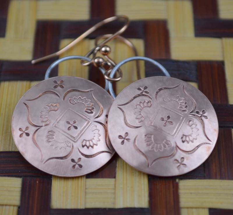 Kupfer Ohrringe Mit Gestempelten Design Kupfer Ohrringe Mit Gestempelten Design von SilverHollyhocks