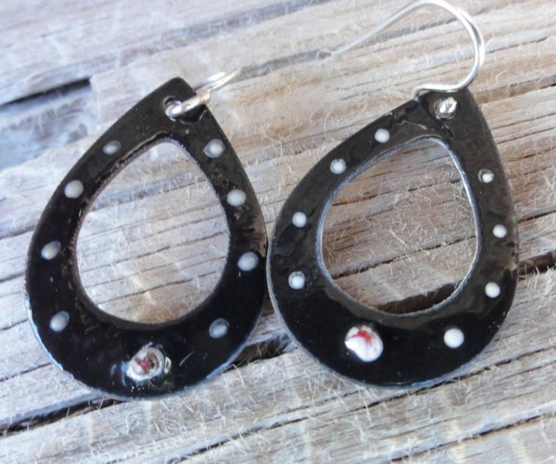 Ohrring Aus Kupfer Und Schwarzer Emaille Ohrring Aus Kupfer Und Schwarzer Emaille von SilverHollyhocks