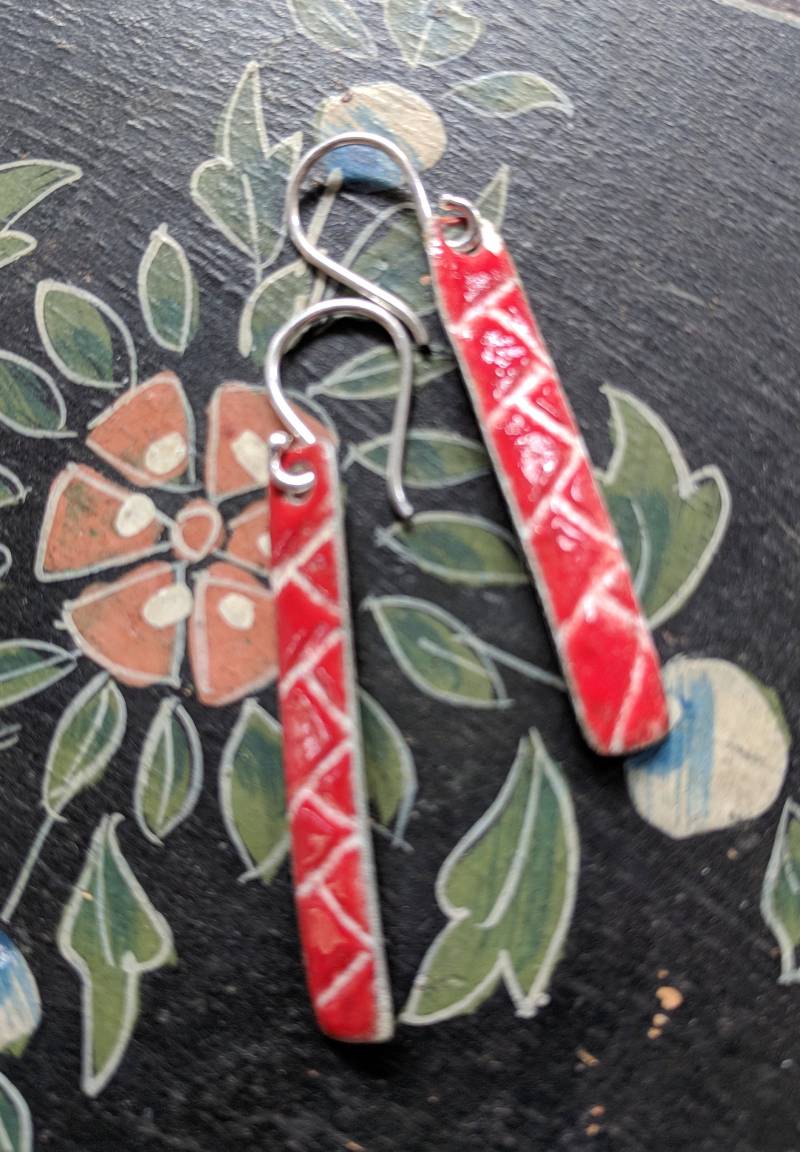 Ohrringe Mit Rotem Emaille von SilverHollyhocks