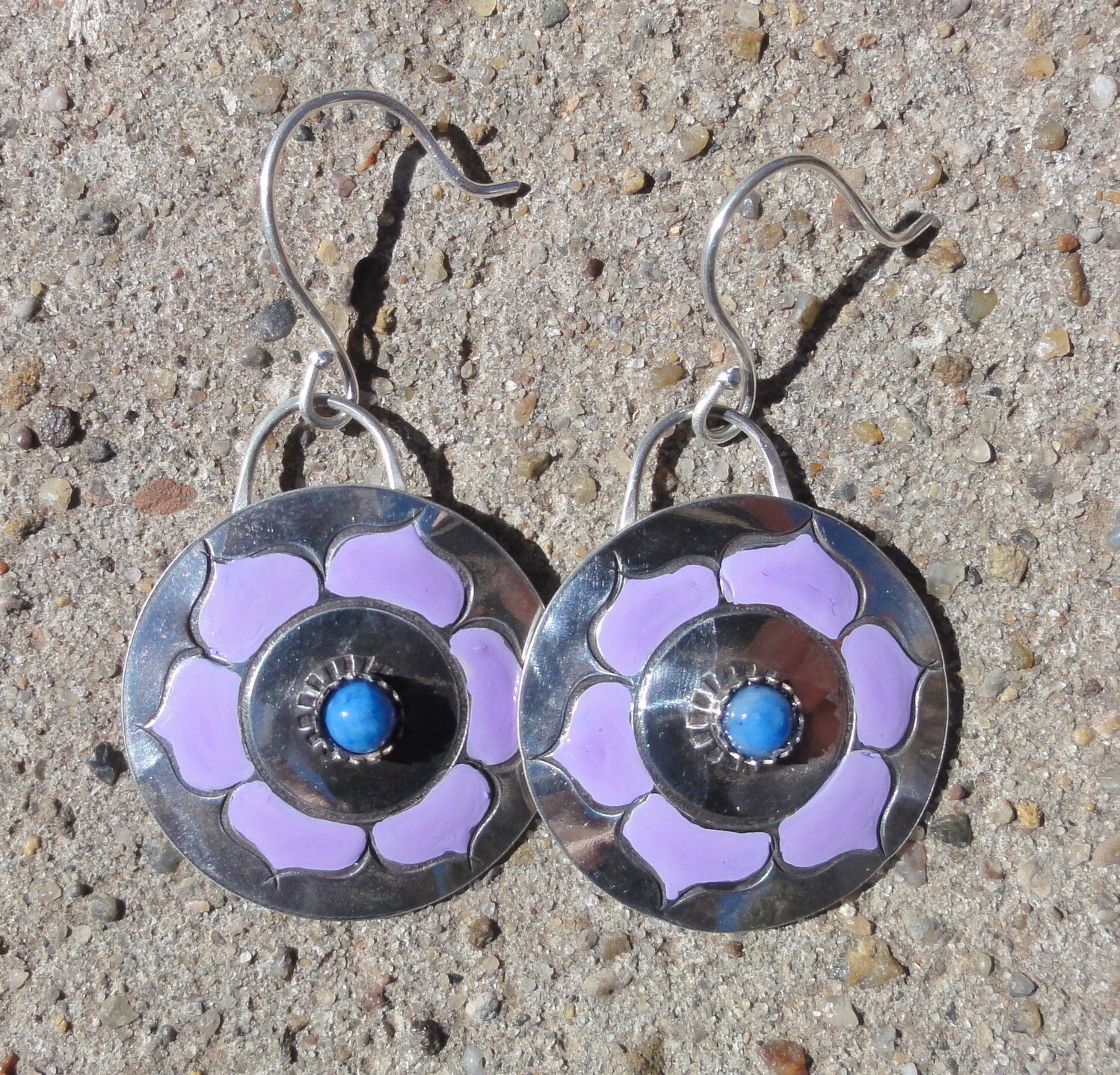 Ohrringe Mit Violetten Blüten Und Lapis Ohrringe Mit Violetten Blüten Und Lapis von SilverHollyhocks