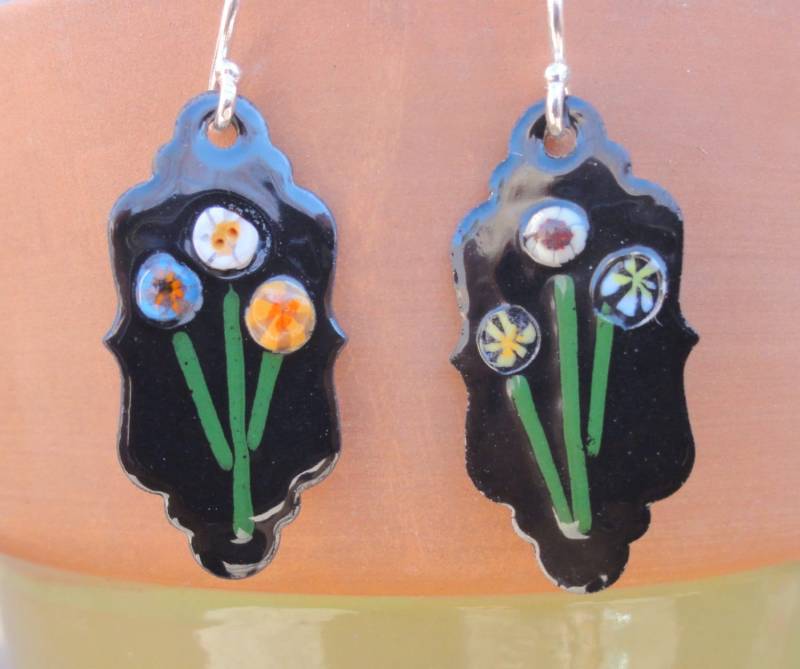 Ohrringe Schwarz Emailliert Mit Blumen Ohrringe Schwarz Emailliert Mit Blumen von SilverHollyhocks