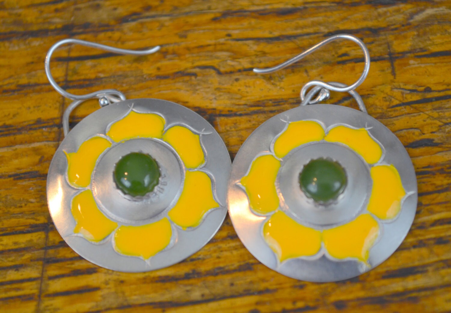 Silber Ohrringe Mit Gelben Blüten Und Jade Silber Ohrringe Mit Gelben Blüten Und Jade von SilverHollyhocks