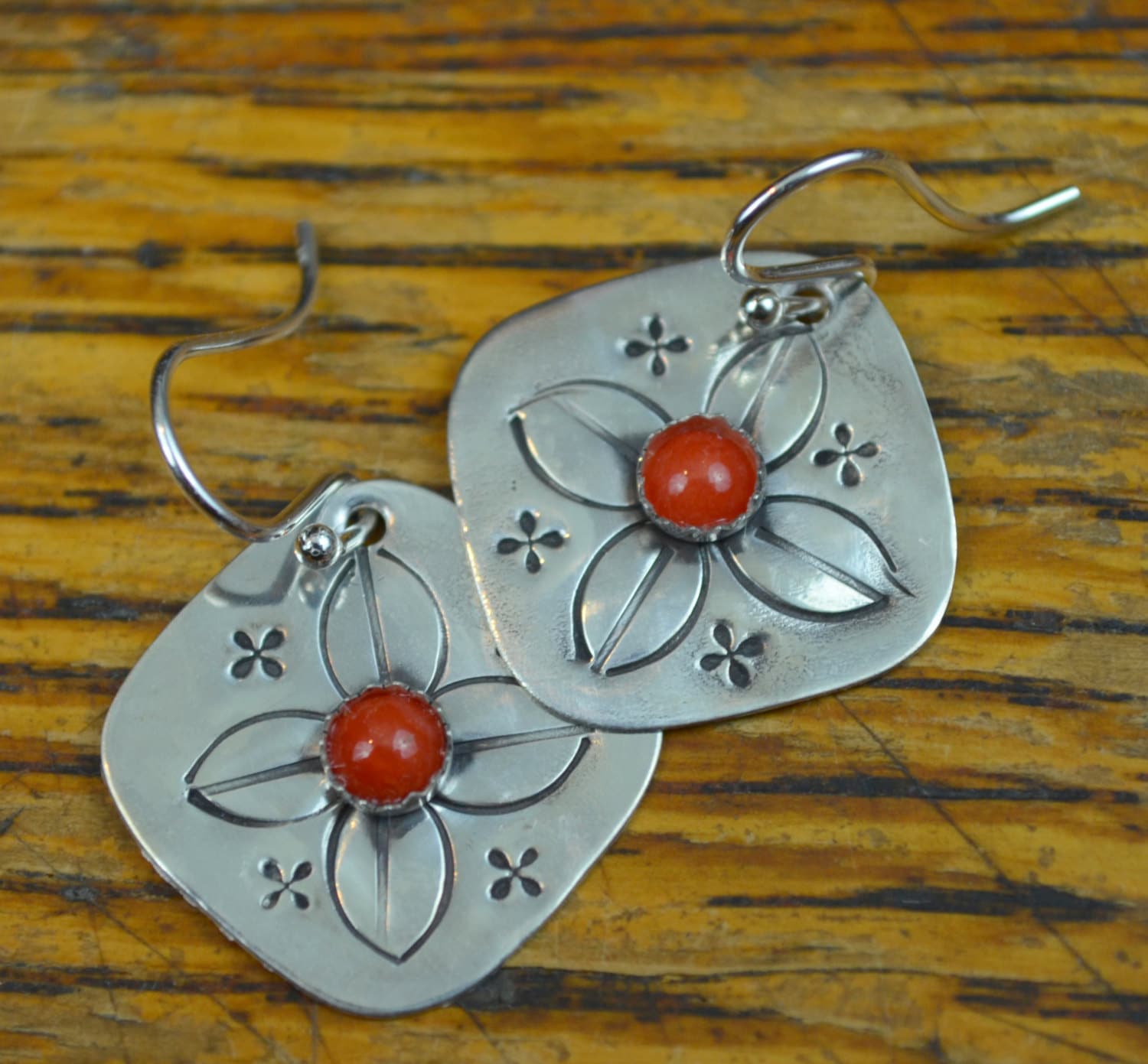 sterling Silber Ohrringe Mit Koralle sterling Silber Ohrringe Mit Koralle von SilverHollyhocks