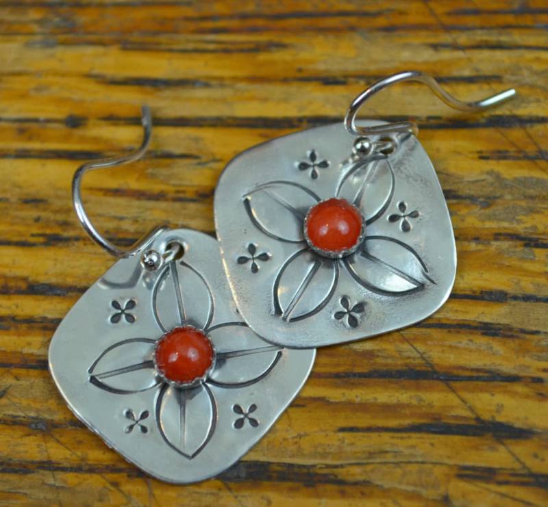 sterling Silber Ohrringe Mit Koralle sterling Silber Ohrringe Mit Koralle von SilverHollyhocks